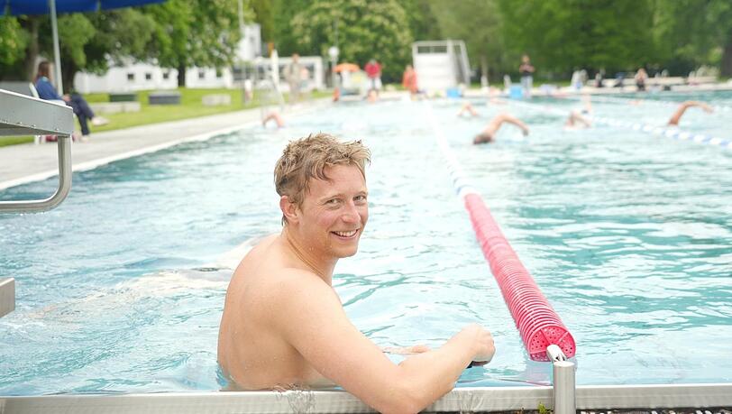 Marcel Linus Hofer freut sich, dass das Schyrenbad wieder geöffnet hat, ab sofort will er zwei Mal in der Woche zum Schwimmen kommen. "Es ist gesund und macht den Kopf frei", erklärt der 32-Jährige, der jeden Tag vor der Arbeit Sport macht.