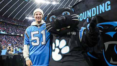 Manuel Neuer und Panthers-Maskottchen Sir Purr euphorisierten die Menge beim Munich Game.