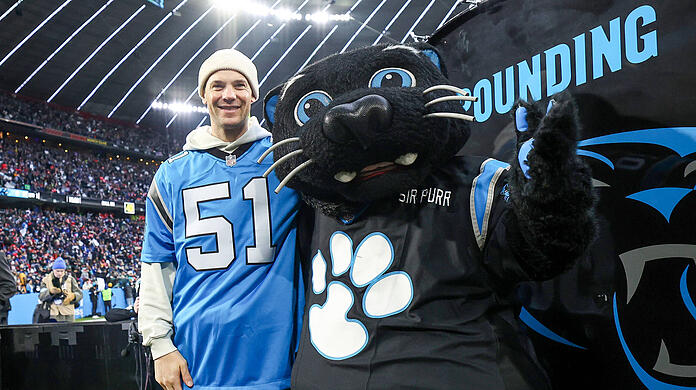 Manuel Neuer und Panthers-Maskottchen Sir Purr euphorisierten die Menge beim Munich Game.