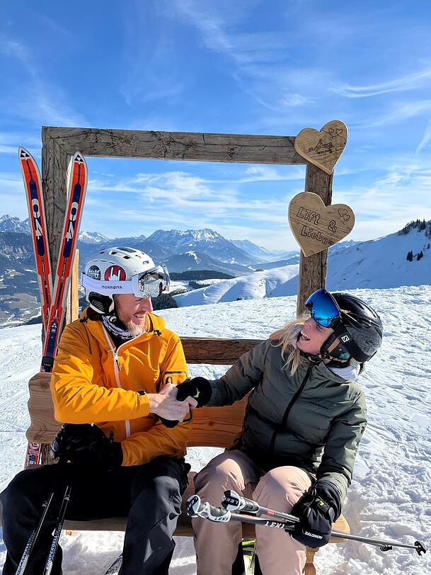 Markus und Kathi am Selfie-Spot. Kathis Kollegin Margit fragt während der Fotoaufnahme ganz dreist, ob es schon gefunkt hat. Markus und Kathi am Selfie-Spot. Kathis Kollegin Margit fragt während der Fotoaufnahme ganz dreist, ob es schon gefunkt hat.