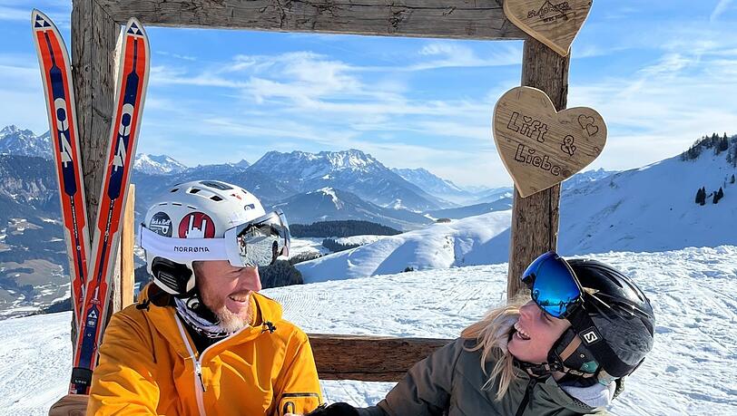 Markus und Kathi am Selfie-Spot. Kathis Kollegin Margit fragt während der Fotoaufnahme ganz dreist, ob es schon gefunkt hat. Markus und Kathi am Selfie-Spot. Kathis Kollegin Margit fragt während der Fotoaufnahme ganz dreist, ob es schon gefunkt hat.
