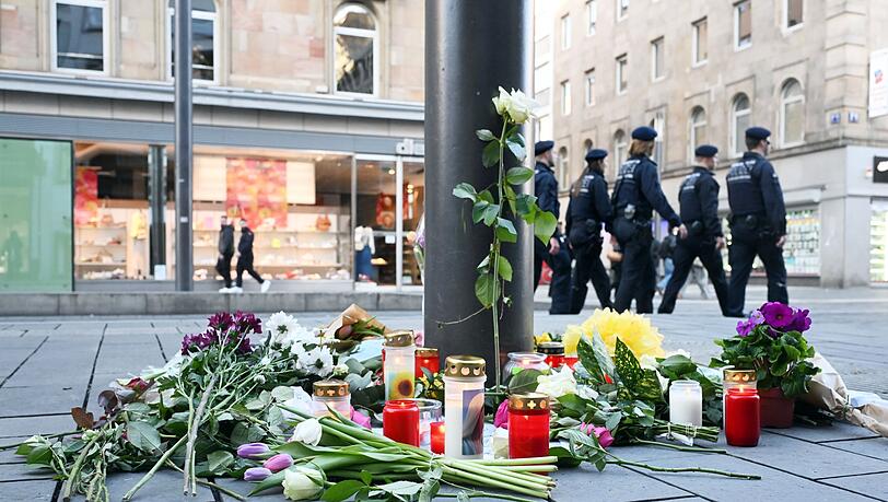 Bisher lagen Blumen an mehreren Stellen - nun richtet die Stadt Mannheim einen zentralen Gedenkort ein. (Archivbild)