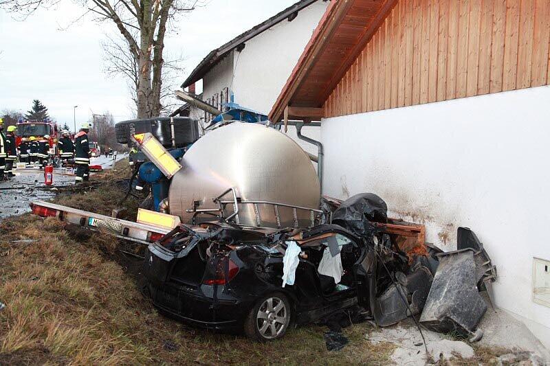 Ein mit 25 Tonnen Rahm beladener Lkw stößt am Sonntagmorgen mit einem BMW zusammen, stürzt in einen Graben und begräbt das Auto halb unter sich.