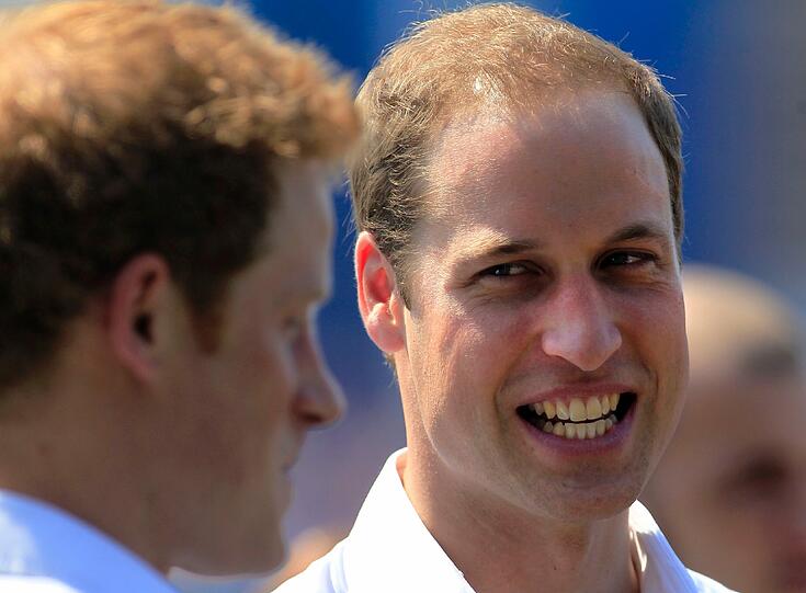 Tischtennis, Fußball, Judo - Prinzessin Kate ist bereit für die Olympischen Spiele. Gemeinsam mit Prinz William nahm sie gestern die Fackel in Empfang. Die Bilder.