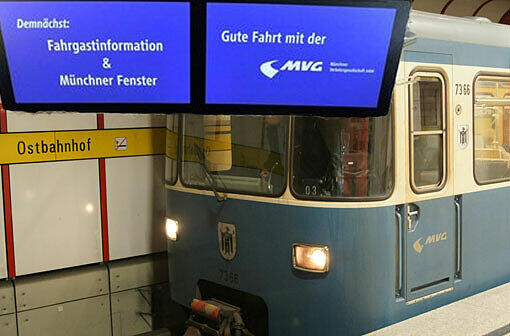 Bis gestern leuchteten die TV-Schirme in den Münchner U-Bahnen blau und mit MVV-Logo. Von heute an gibt es dort unter anderem ein News-Paket vom BR zu sehen.