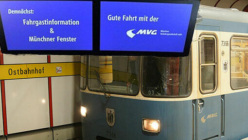 Bis gestern leuchteten die TV-Schirme in den Münchner U-Bahnen blau und mit MVV-Logo. Von heute an gibt es dort unter anderem ein News-Paket vom BR zu sehen. Bis gestern leuchteten die TV-Schirme in den Münchner U-Bahnen blau und mit MVV-Logo. Von heute an gibt es dort unter anderem ein News-Paket vom BR zu sehen.