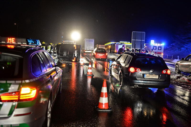 junge Frau prallte mit ihrem Fahrzeug gegen einen Anpralldämpfer.