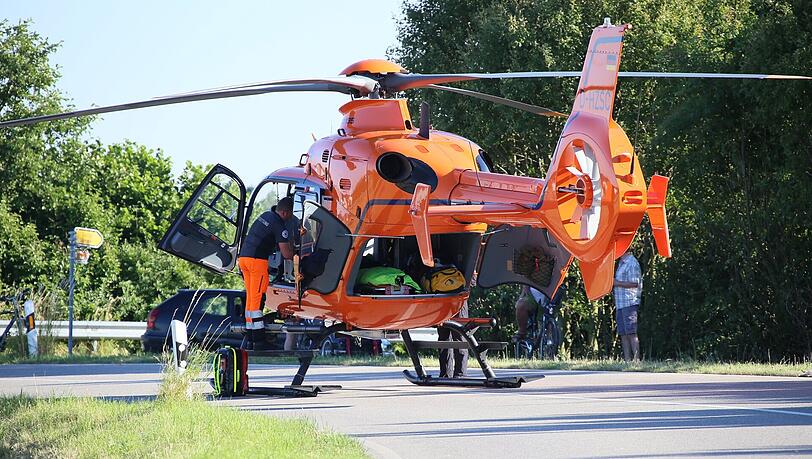 Am Mittwoch kam es bei einem Überholvorgang zu einem Unfall. Ein Motoradfahrer wurde schwer verletzt. Am Mittwoch kam es bei einem Überholvorgang zu einem Unfall. Ein Motoradfahrer wurde schwer verletzt.