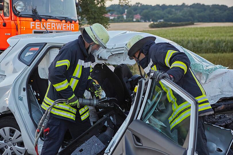 Ein 53-jähriger Autofahrer ist zwischen Wasserfall und Ansbach frontal in den Wagen eines Ehepaars gerast. Die Bilder der Unfallstelle.