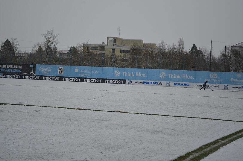Die Löwen im Schnee: Der TSV 1860 musste am Freitag vor Beginn des Trainingslagers auf weißem - und nicht wie gewohnt auf grünem - Untergrund trainieren.