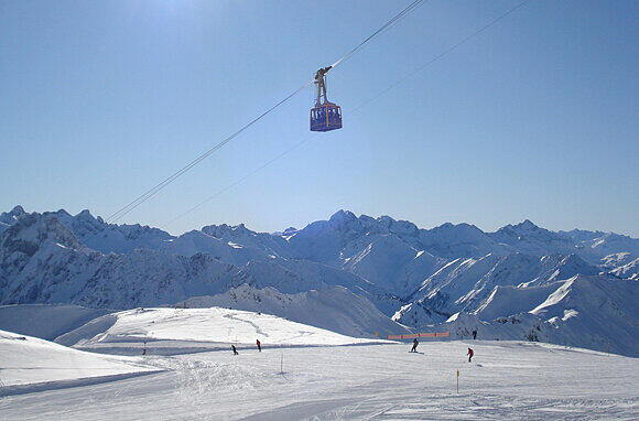Scharfe Kanten und gewachste Beläge garantieren nicht nur maximalen Skispaß, sondern erhöhen auch die Sicherheit auf der Skipiste.