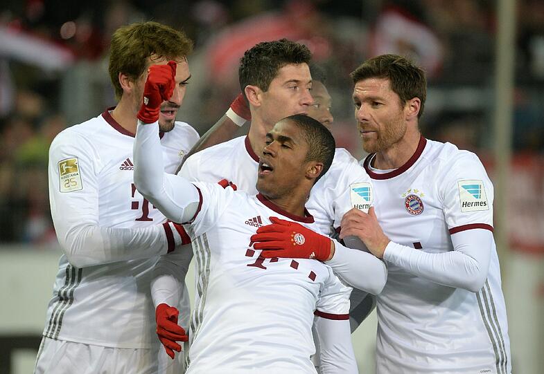 7. Douglas Costa: Nicht Arjen Robben oder Franck Ribéry &ndash; nein, der Brasilianer ist wichtiger, weil er beide Flügel besetzen kann, weil er den Rhythmus mit drei Spielen pro Woche gehen kann. Die alten, aber immer noch wichtigen Herren Robben & Ribéry, zusammen 66 Jahre alt, fehlen zu oft, brauchen ihre Pausen. Sie sind für den einen großen Moment geschaffen. Unverzichtbar? Nicht mehr, aber unsterblich. Siehe Robben 2013 in Wembley.