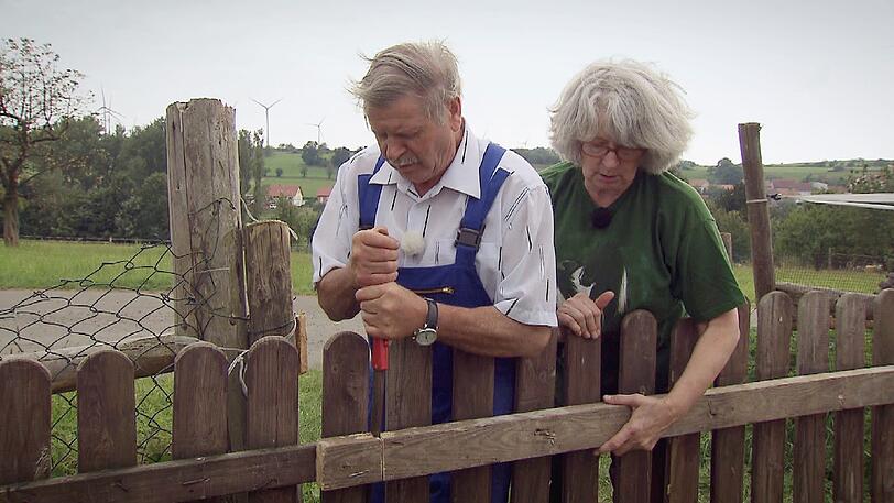 Karlheinz und Louise erneuern gemeinsam das Gatter zur Pferdeweide.