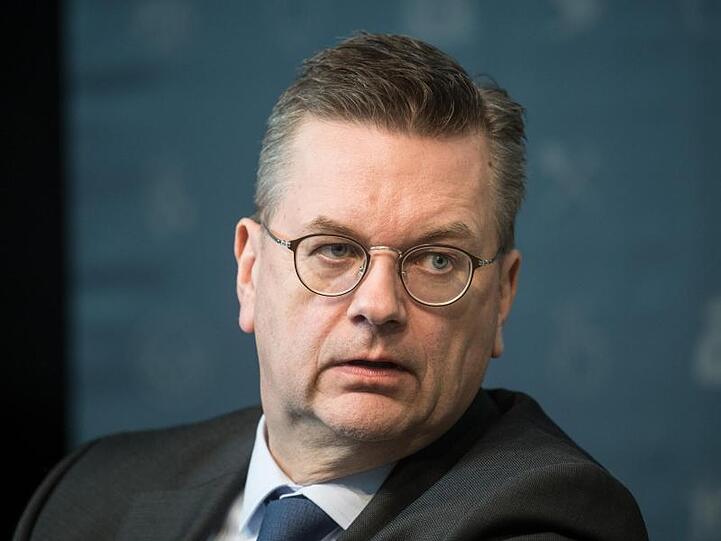 DFB-Präsident Reinhard Grindel bleibt skeptisch.