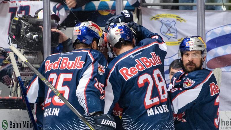 Die Münchner Spieler feiern einen Treffer gegen das Team von Augsburg. Die Münchner Spieler feiern einen Treffer gegen das Team von Augsburg.
