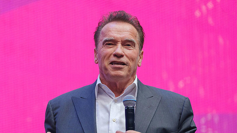 Arnold Schwarzenegger gratuliert seinem Sohn