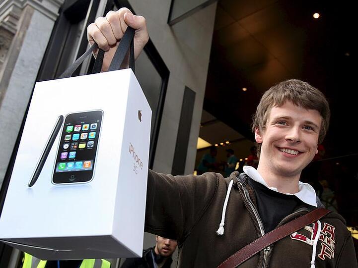 Er hat noch eins abbekommen: Das iPhone 3G ist europaweit vergriffen.
