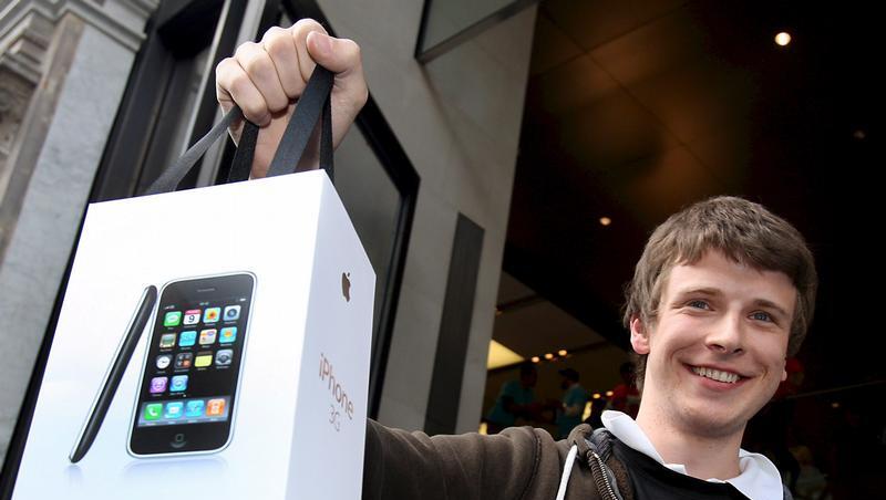 Er hat noch eins abbekommen: Das iPhone 3G ist europaweit vergriffen. Er hat noch eins abbekommen: Das iPhone 3G ist europaweit vergriffen.