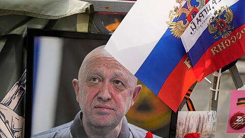 Ein Porträt des russischen Söldnerführers Jewgeni Prigoschin steht an einer informellen Gedenkstelle in der Nähe des Kremls.