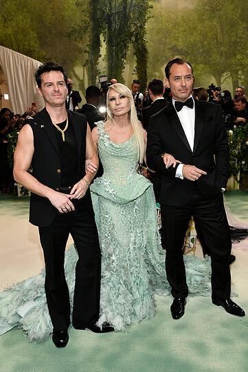 Andrew Scott, Donatella Versace und Jude Law