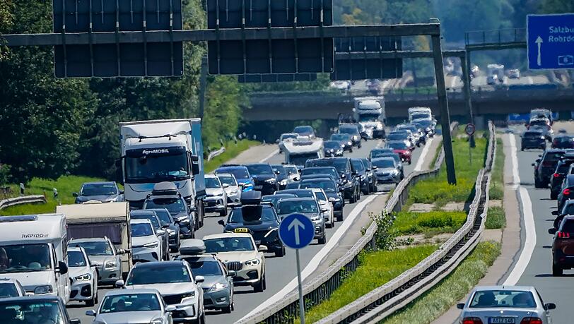 Fahrzeuge stauen sich auf der Autobahn A8 bei Rosenheim in Fahrtrichtung München. (Archivbild)