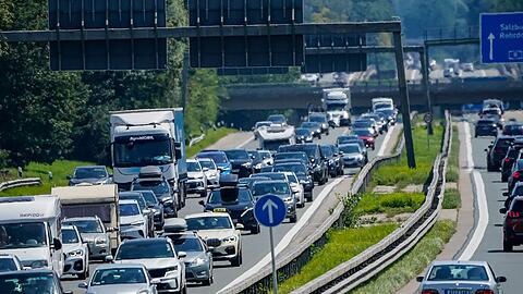 Fahrzeuge stauen sich auf der Autobahn A8 bei Rosenheim in Fahrtrichtung München. (Archivbild)