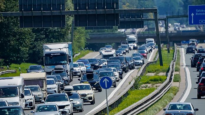 Fahrzeuge stauen sich auf der Autobahn A8 bei Rosenheim in Fahrtrichtung München. (Archivbild)