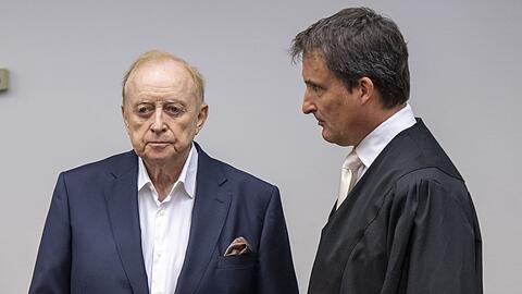 Alfons Schuhbeck mit einem seiner Anwälte, Norbert Scharf, vor Gericht.