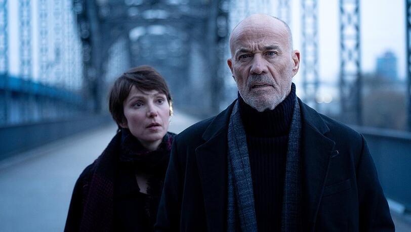 "Hagen Benz - Das Böse in dir": Der ausgeschiedene Ex-Kommissar Hagen Benz (Heiner Lauterbach, r.) mischt sich in den Fall der taffen Chefermittlerin Elena Weber (Julia Koschitz, l.) ein. "Hagen Benz - Das Böse in dir": Der ausgeschiedene Ex-Kommissar Hagen Benz (Heiner Lauterbach, r.) mischt sich in den Fall der taffen Chefermittlerin Elena Weber (Julia Koschitz, l.) ein.