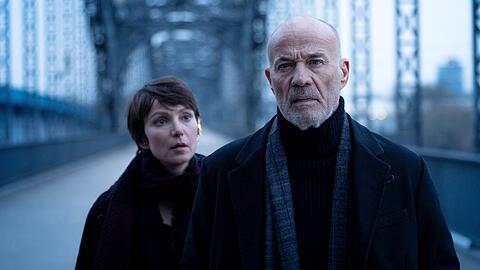 "Hagen Benz - Das Böse in dir": Der ausgeschiedene Ex-Kommissar Hagen Benz (Heiner Lauterbach, r.) mischt sich in den Fall der taffen Chefermittlerin Elena Weber (Julia Koschitz, l.) ein.