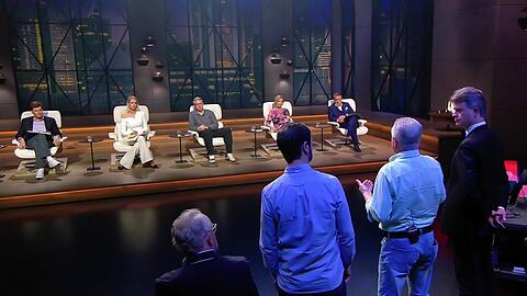 Die L&ouml;wen Carsten Maschmeyer, Janna Ensthaler, Frank Thelen, Dagmar W&ouml;hrl und Ralf D&uuml;mmel (v.li.) mit dem Gr&uuml;nderteam von Heiontec.