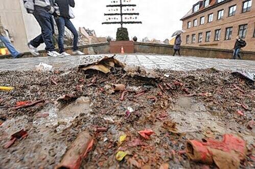 Bevor der Schmuck abgebaut wird, muss SÖR den Müll wegräumen, der nach dem Tauwetter wie hier auf der Fleischbrücke zum Vorschein kommt.
