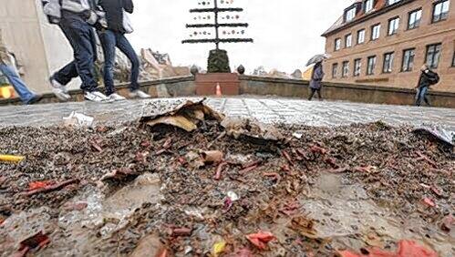 Bevor der Schmuck abgebaut wird, muss SÖR den Müll wegräumen, der nach dem Tauwetter wie hier auf der Fleischbrücke zum Vorschein kommt. Bevor der Schmuck abgebaut wird, muss SÖR den Müll wegräumen, der nach dem Tauwetter wie hier auf der Fleischbrücke zum Vorschein kommt.