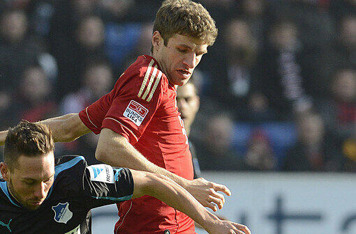 THOMAS MÜLLER: Note 3. Rechts drin statt Robben (wieder mal Wadenprobleme). Emsig, wuselig, aber nicht so überraschend und effizient wie sonst. Ein Arbeitsspiel.