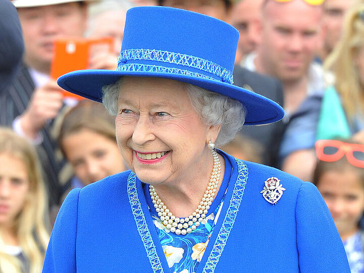 Lady in blue: Die Queen bei einem Polo-Match des Queen's Cup im Sommer 2014