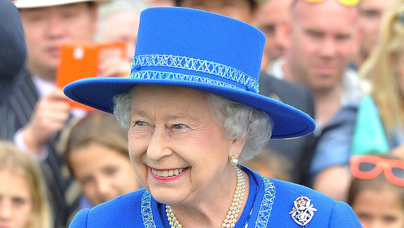 Lady in blue: Die Queen bei einem Polo-Match des Queen's Cup im Sommer 2014 Lady in blue: Die Queen bei einem Polo-Match des Queen's Cup im Sommer 2014