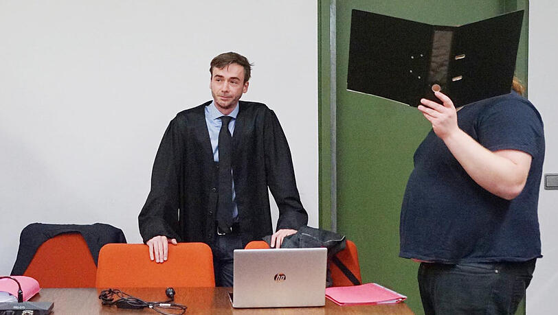 Der angeklagte Peter T. mit seinem Anwalt. Der angeklagte Peter T. mit seinem Anwalt.