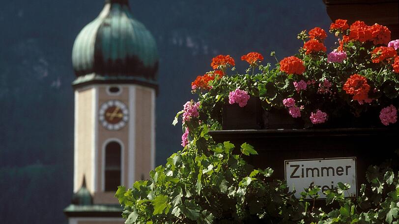 Seit Mitte Januar läuten die Glocken der Alten und Neuen Pfarrkirche (im Bild) in Garmisch-Partenkirchen nachts nicht mehr.
