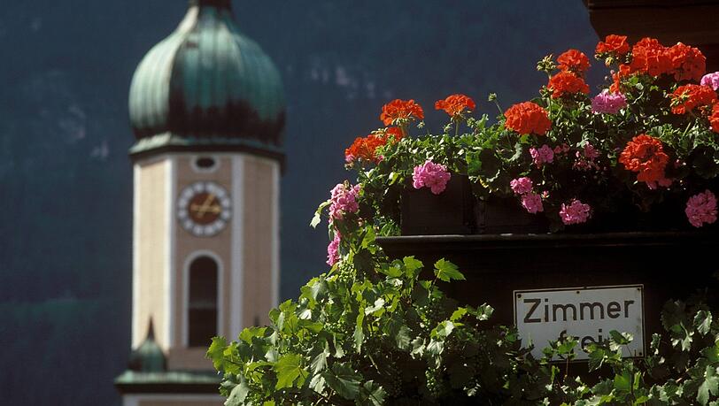 Seit Mitte Januar läuten die Glocken der Alten und Neuen Pfarrkirche (im Bild) in Garmisch-Partenkirchen nachts nicht mehr. Seit Mitte Januar läuten die Glocken der Alten und Neuen Pfarrkirche (im Bild) in Garmisch-Partenkirchen nachts nicht mehr.
