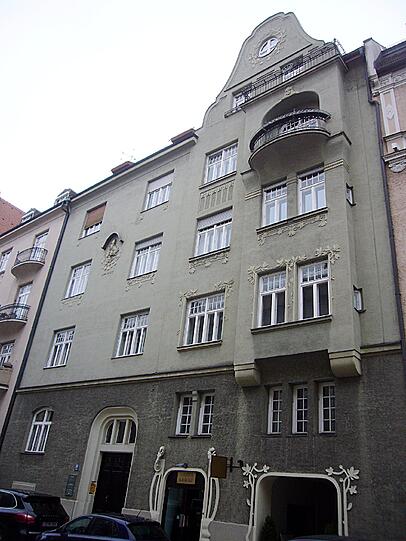 Der Heilige Benno bewacht dieses Haus in der Trogerstraße - Der Jugendstil bildet einen klaren Gegensatz zum Olympiadorf und seiner funktionalen Architektur.