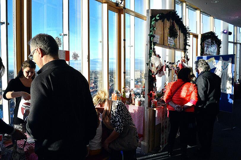 "Münchens höchster Weihnachtsmarkt" im 13. Stock des Mercedes-Benz Centers an der Donnersbergerbrücke.