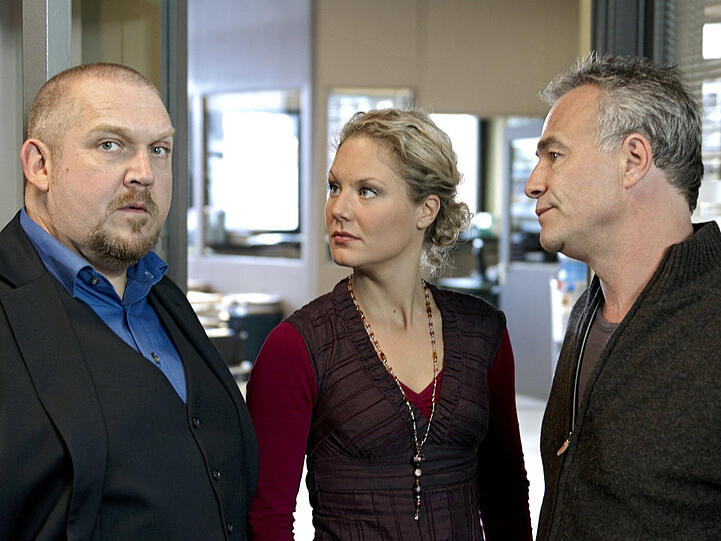 Die Kommissare Schnek (Dietmar Bär, l.) und Ballauf (Klaus J. Behrendt) sowie ihre Assistentin Franziska Lüttgenjohann (Tessa Mittelstaedt) ermitteln