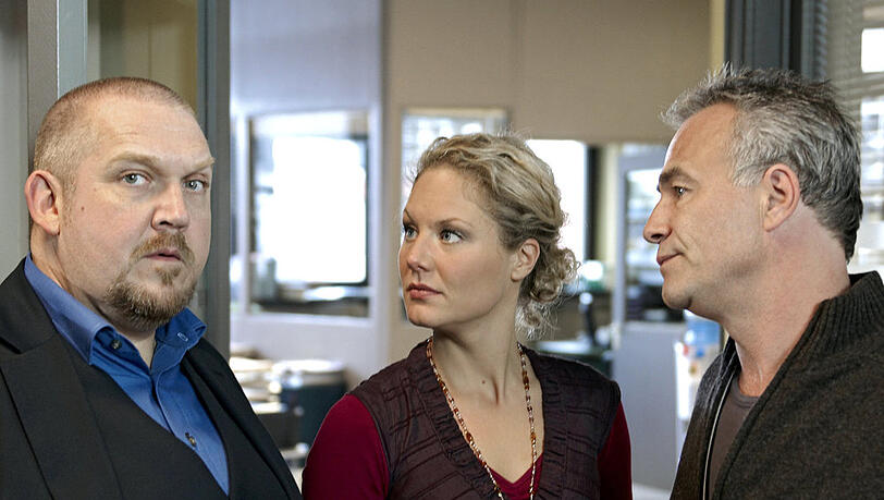 Die Kommissare Schnek (Dietmar Bär, l.) und Ballauf (Klaus J. Behrendt) sowie ihre Assistentin Franziska Lüttgenjohann (Tessa Mittelstaedt) ermitteln Die Kommissare Schnek (Dietmar Bär, l.) und Ballauf (Klaus J. Behrendt) sowie ihre Assistentin Franziska Lüttgenjohann (Tessa Mittelstaedt) ermitteln