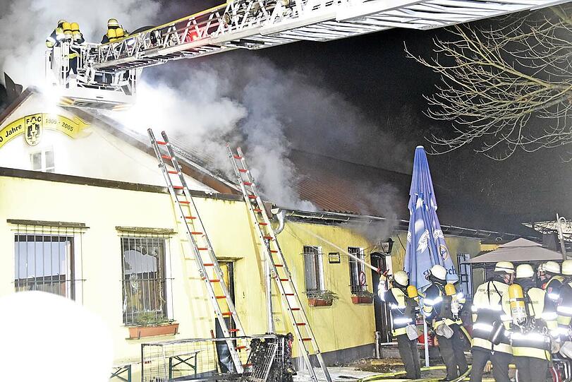 Während der Weihnachtsfeier des FC Teutonia München brach im Vereinsheim Feuer aus. Die Bilder.