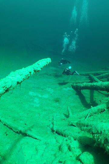 17 Meter ist der Samaranger See tief. In ihm findet man unter anderem zahlreiche riesige Baumstämme, die kreuz und quer auf dem Boden verteilt liegen.