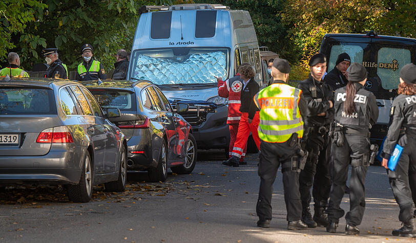 Die Polizei ist mit einem Großaugebot vor Ort, die Mordkommission hat die Ermittlungen übernommen.