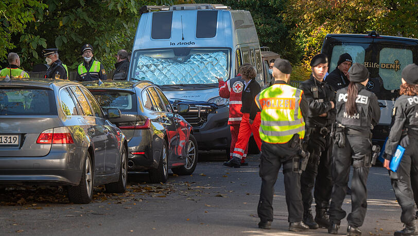 Die Polizei ist mit einem Großaugebot vor Ort, die Mordkommission hat die Ermittlungen übernommen. Die Polizei ist mit einem Großaugebot vor Ort, die Mordkommission hat die Ermittlungen übernommen.