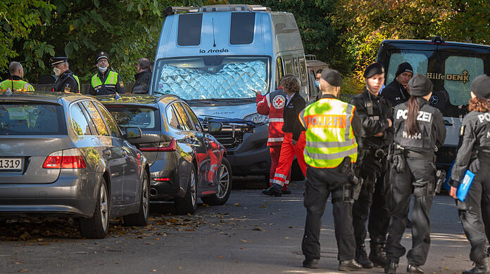 Die Polizei ist mit einem Großaugebot vor Ort, die Mordkommission hat die Ermittlungen übernommen.
