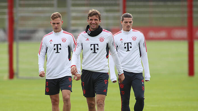 Gute Laune, trotz des Remis: Thomas Müller (M.) am Sonntag im Training. Joshua Kimmich (l.) und Marcel Sabitzer hatten hingegen kein Lächeln auf den Lippen.
