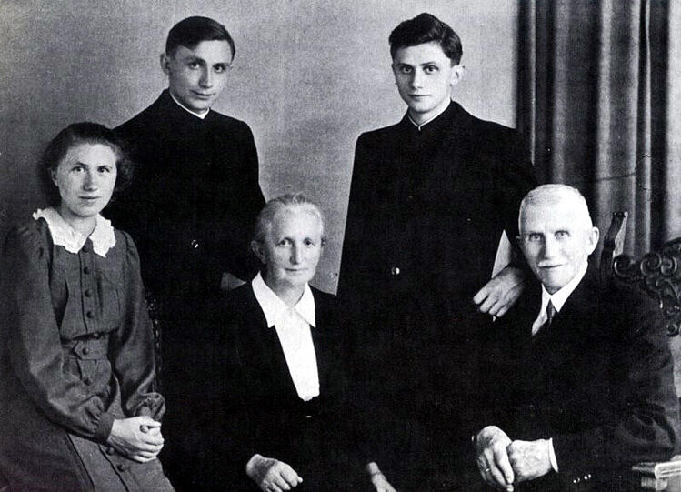 Familienporträt anlässlich der Doppelprimiz der Söhne: Vater Joseph und Mutter MariaRatzinger mit den Geschwistern Maria, Georg und Joseph (v.l.) 1951.